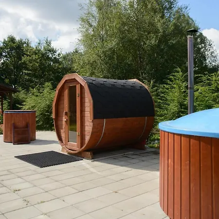 Holiday home Caloroczny Sosenka 1-5 Z 2 Sypialniami, Aneksem, Lazienka I Salon Milicz